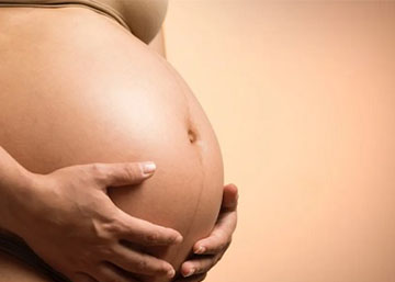 Imagem: divulgação Mulher grávida com as mãos na barriga