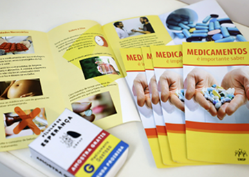 Imagem: Ensp/Fiocruz Folders com orientações sobre medicamentos