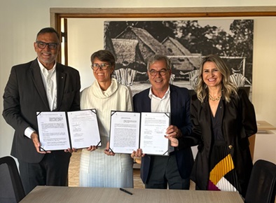 Mario Moreira, presidente da Fiocruz e representantes das entidades envolvidas no acordo exibem documento assinado Mario Moreira, presidente da Fiocruz e representantes das entidades envolvidas no acordo exibem documento assinado