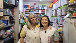 Anita Paez e Roberta Tanabe na sala do Núcleo Saúde e Brincar, com seus jalecos coloridos Anita Paez e Roberta Tanabe na sala do Núcleo Saúde e Brincar, com seus jalecos coloridos