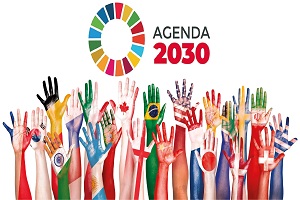 Ilustração com mãos levantadas pintadas com as bandeiras de vários países e o logo da Agenda 2030 sobre fundo branco Ilustração com mãos levantadas pintadas com as bandeiras de vários países e o logo da Agenda 2030 sobre fundo branco