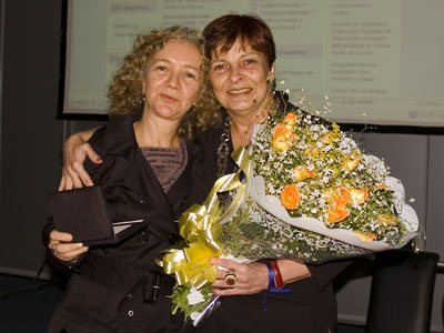 Ilma Noronha e Jussara Long com as flores da homenagem - foto: Raul Santana