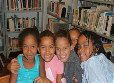 Meninas durante a visita  biblioteca no ano passado