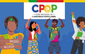Ilustração com jovens celebrando sobre fundo azul e a imagem do logo do curso 