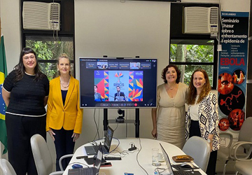 Foto dos participantes próximos à mesa de trabalho