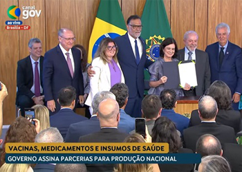 Nísia Trindade mostra o acordo assinado ao lado do Presidente Luiz Inácio Lula da Silva, do presidente da Fiocruz, Mário Moreira, da primeira dama Janja Lula da Silva e do Vice-Presidente da República Geral Alckmim