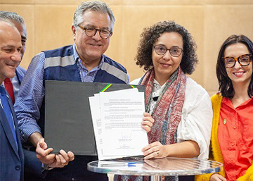 O ministro da Saúde, Alexandre Padilha, e a diretora da Fiocruz Brasília, Fabiana Damásio, que representou o presidente da Fundação, Mário Moreira, ao lado de gestores municipais e parlamentares