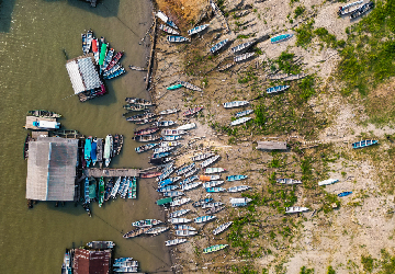 Pequenos barcos encalhados na terra após a seca de um rio no Amazonas