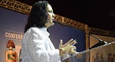 Foto da presidente do Conselho Nacional de Saúde falando, durante a Conferência Nacional de Saúde