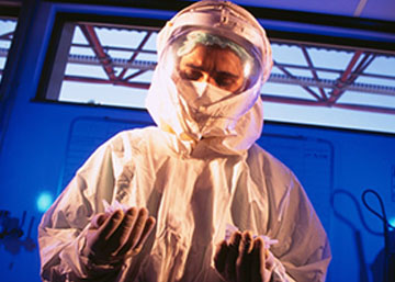 Cientista em traje de ppe em laboratório 