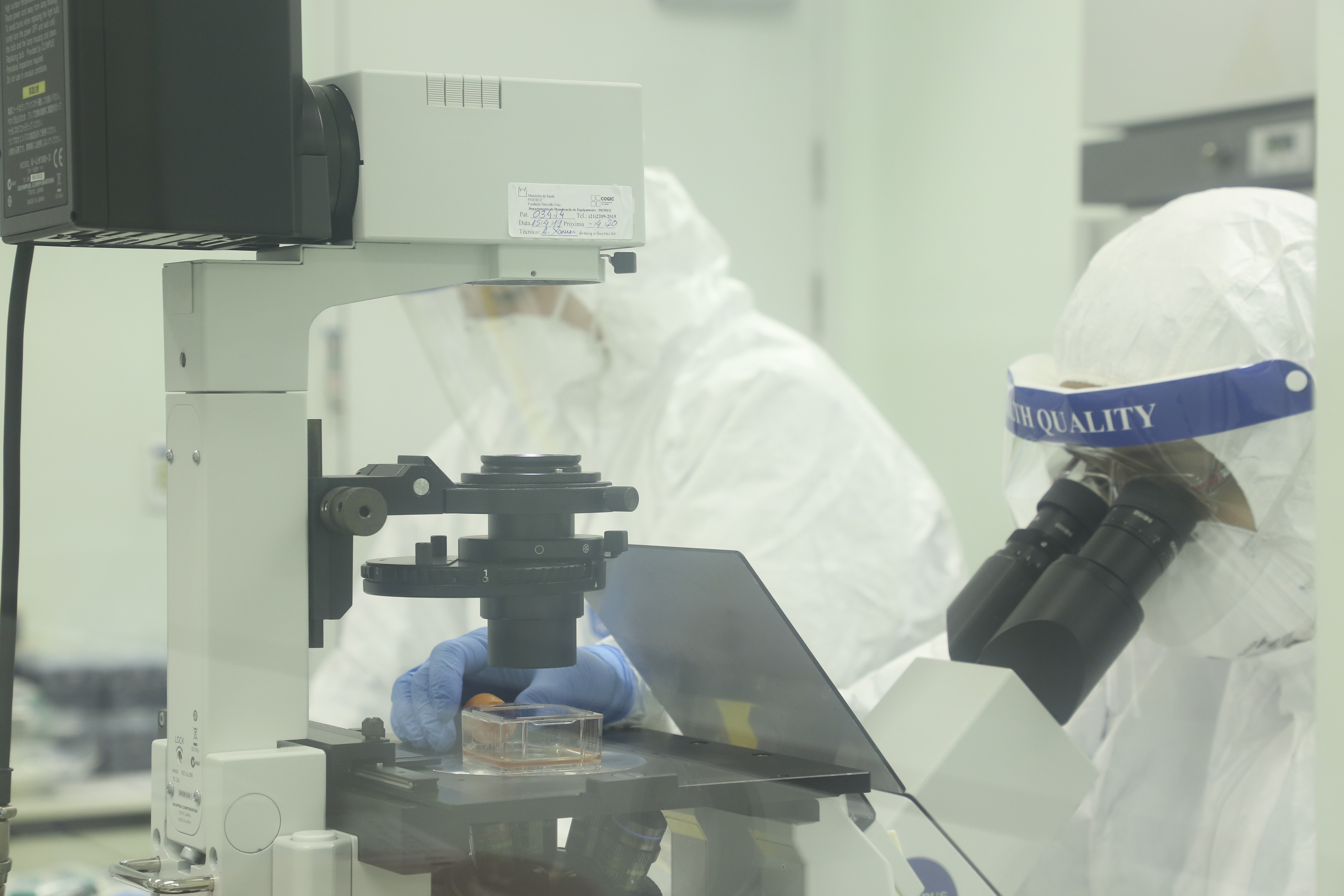 Cientista em laboratório