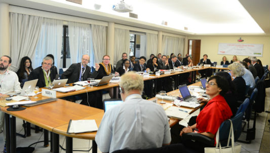 Representantes das instituições reunidos ao redor de mesa.