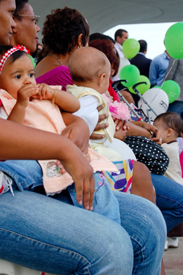 Mães e crianças durante evento cultural