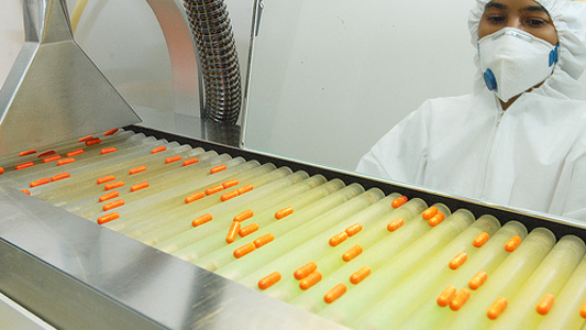 Produção de medicamento na Fiocruz