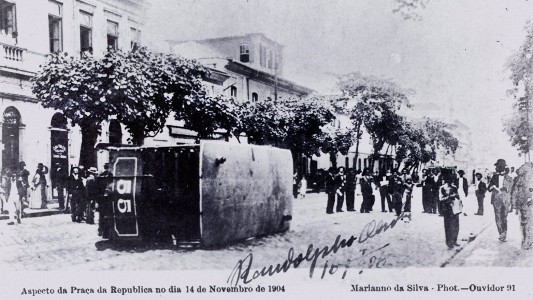 Bonde virado na praça da República em protesto contra a lei da vacinação obrigatória da varíola
