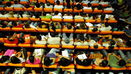 Estudantes reunidos em auditório
