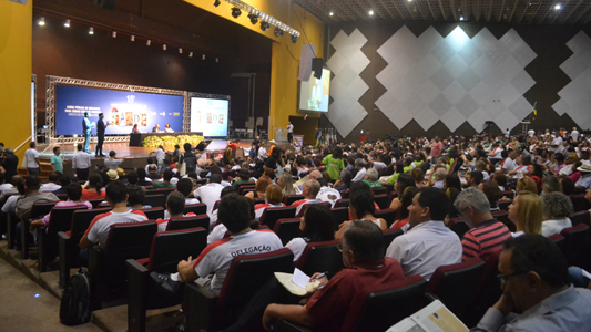 Foto da mesa de abertura da conferência