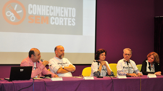 Nisia Trindade ao lado de Paulo Elian na mesa de abertura
