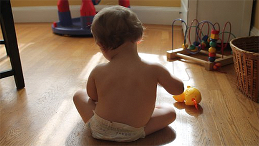 Criança brincando em casa
