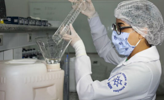 Cientista trabalhando