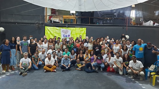 Dezenas de pessoas posam para uma foto durante o encontro que marcou a doação