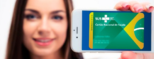 Mulher segurando um celular com a imagem do aplicativo