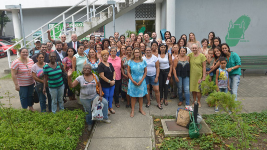 Foto dos integrantes da associação com funcionários do Instituto Oswaldo Cruz