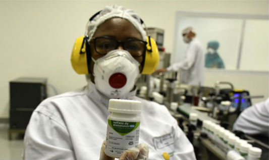 Farmacêutica com o atazanavir na mão