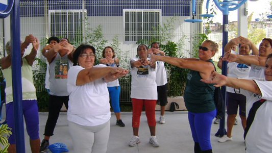 Foto de pessoas se exercitando