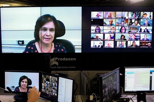 Nísia Trindade vista no monitor de um computador
