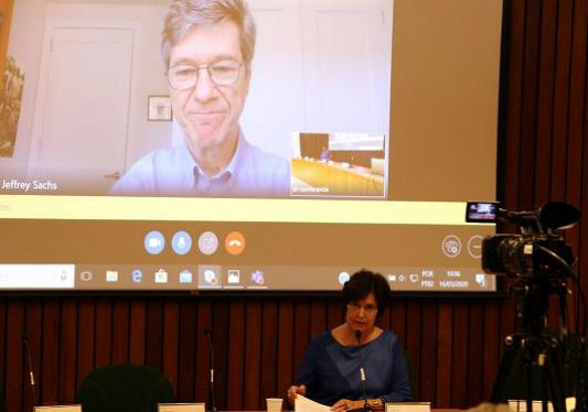 Jeffrey D. Sachs na tela e Nísia Trindade