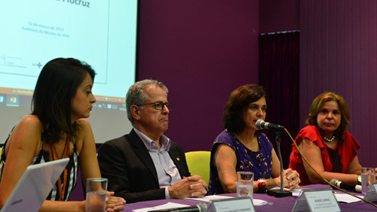 Nisia Trindade discursando na mesa de abertura