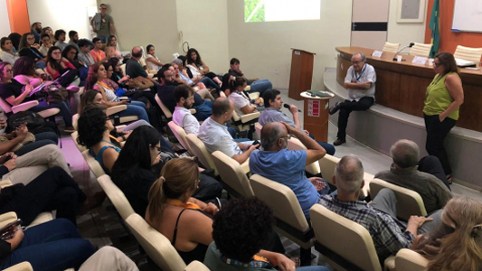 Auditório lotado durante a aula