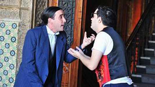 Foto de dois atores na peça