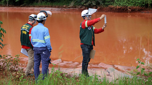Funcionários da Secretaria de Estado de Meio Ambiente e Sustentabilidade analisando a qualidade da água