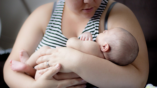 Mãe com bebê no colo