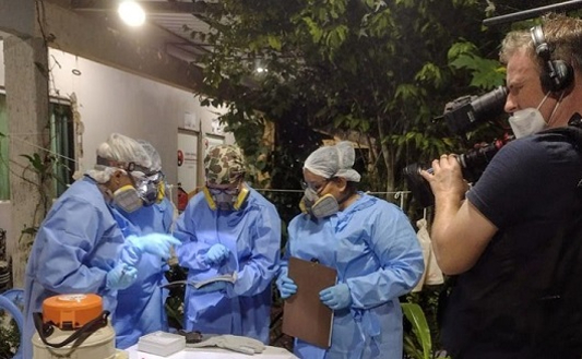 Pesquisadores sendo filmados no trabalho