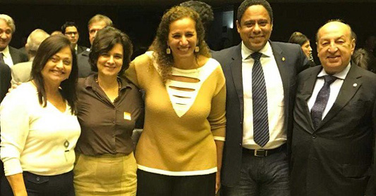 Nísia Trindade com deputados na Câmara