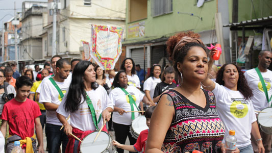 Pessoas caminhando juntas e pedindo paz