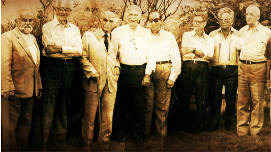Grupo de homens posa para foto