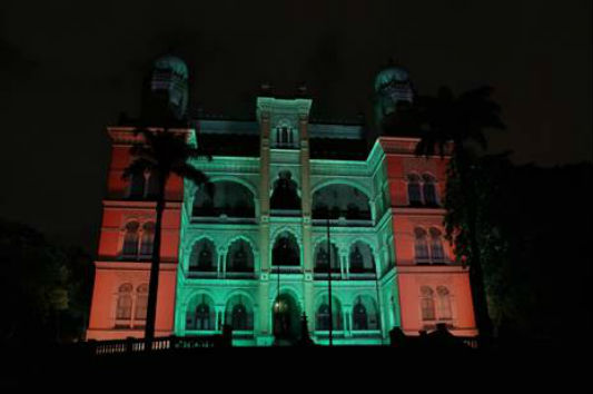 Castelo Fiocruz iluminado