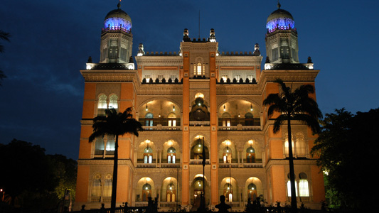 foto noturna do castelo da Fiocruz