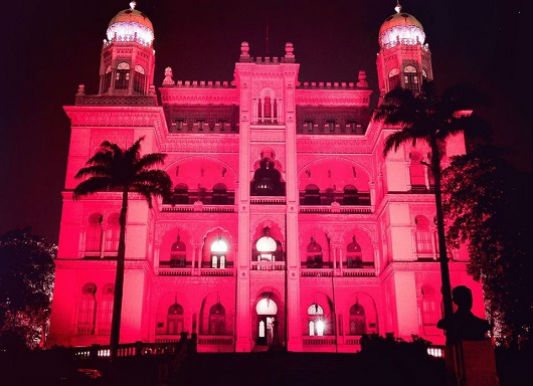 Fachada do castelo Fiocruz iluminado de rosa