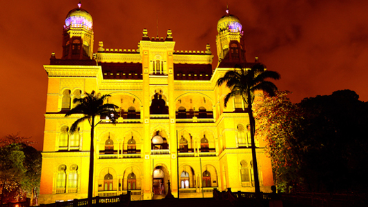 Castelo iluminado de amarelo