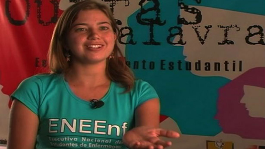 Imagem de mulher loira sorrindo