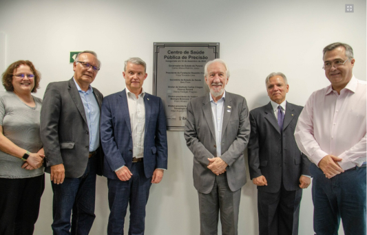 Representantes da Fiocruz Paraná, Tecpar e IBMP em frente a placa que marca o lançamento do centro