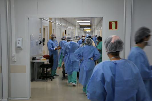 Profissionais de saude no centro hospitalar