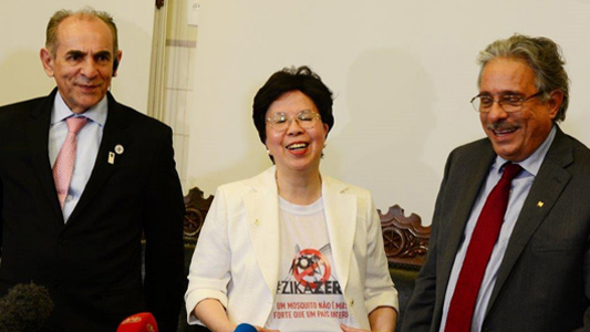 Foto de Marcelo Castro, Margareth Chan e Paulo Gadelha na Fiocruz