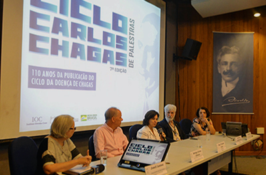 Palestrantes na mesa de abertura
