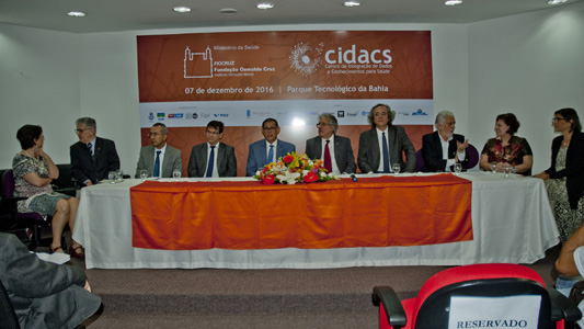 Foto autoridades como o Presidente da Fiocruz, Paulo Gadelha; o Reitor da UFBA, João Carlos Salles; o Secretário de Ciência, Tecnologia e Inovação, Manoel de Mendonça, e do ex-governador Jaques Wagner
